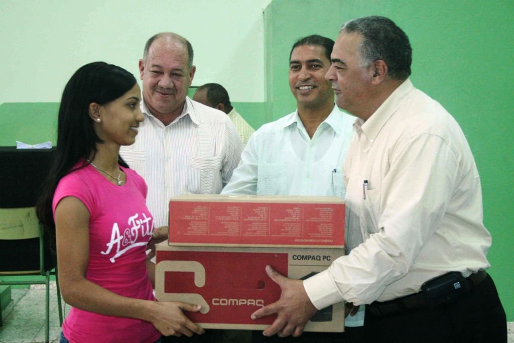 Yackelsie Mercedes Rodríguez Cuello recibe su computadora